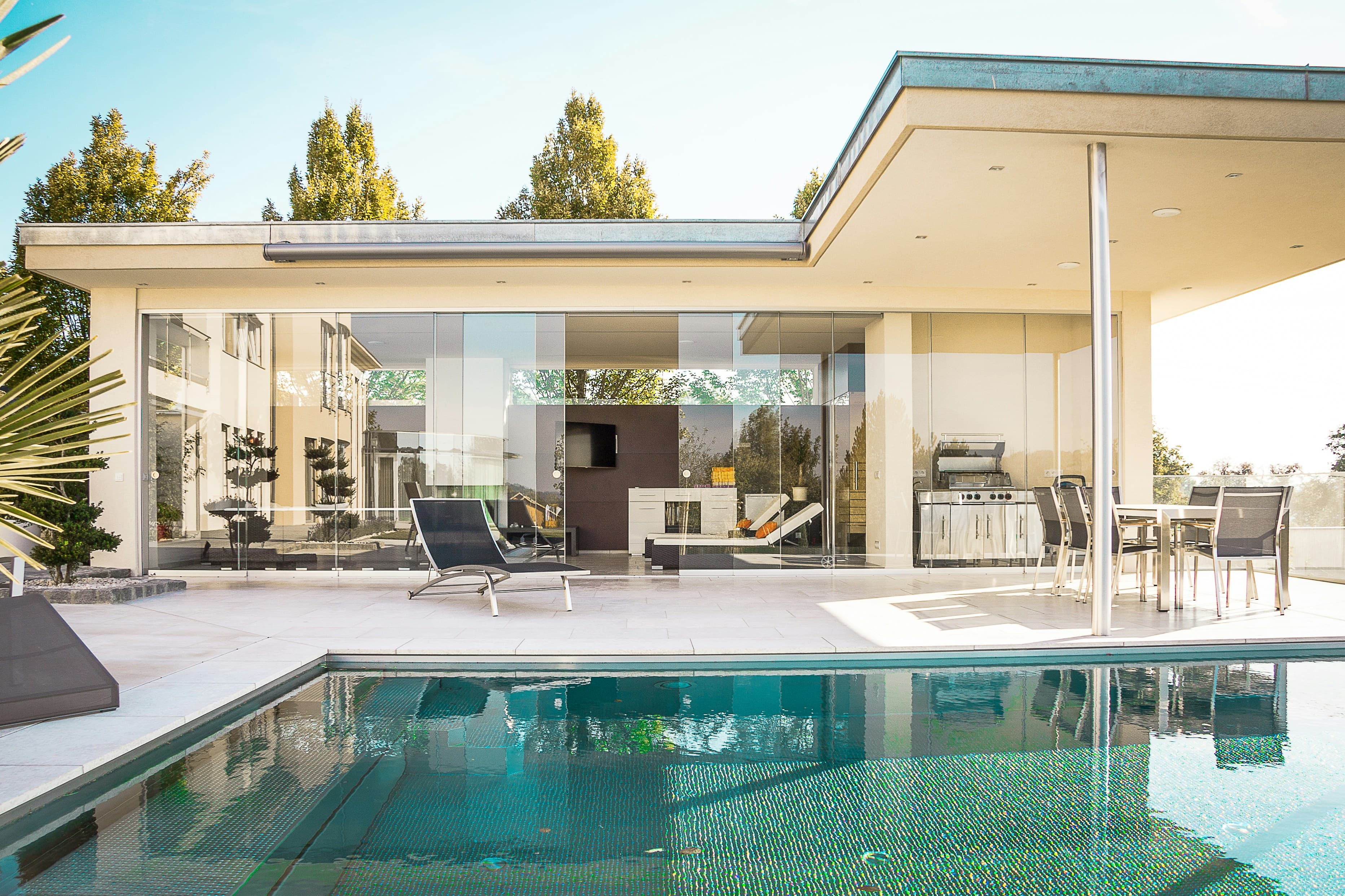 Salon de villa propre et lumineux, entretenu avec soin par Riviera Net.